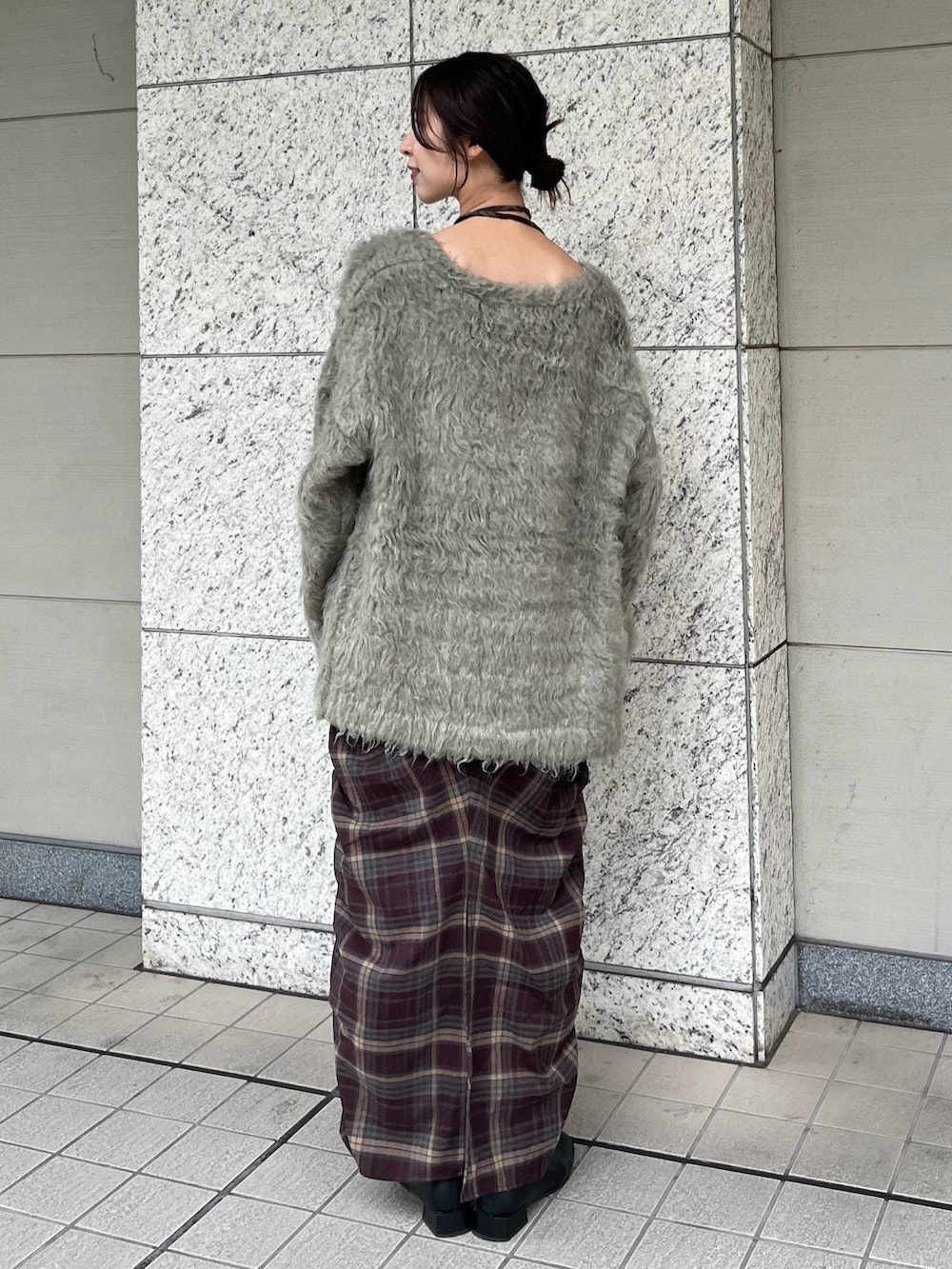 レッド系のワンピース、グレー系のカーディガン/ボレロを着用したレディースの秋コーディネートの3枚目の写真