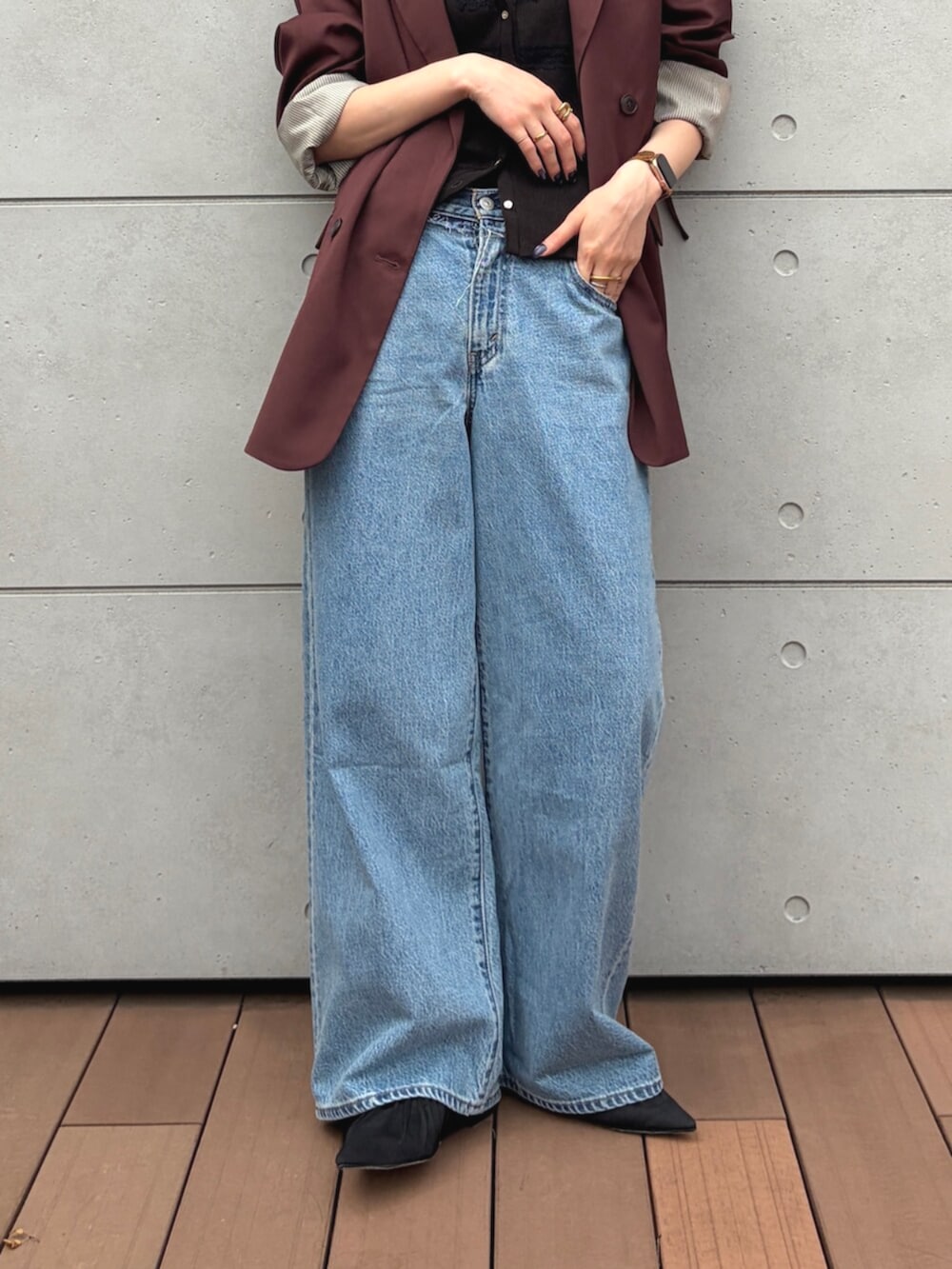 ブラック系のパンプス、ブラック系のTシャツ/カットソー、ブラウン系のテーラードジャケットを着用したレディースの夏コーディネートの5枚目の写真