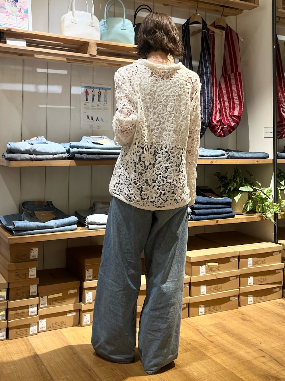 ホワイト系のシャツ/ブラウス、ホワイト系のタンクトップ、ブルー系のデニムパンツを着用したレディースの春コーディネートの3枚目の写真