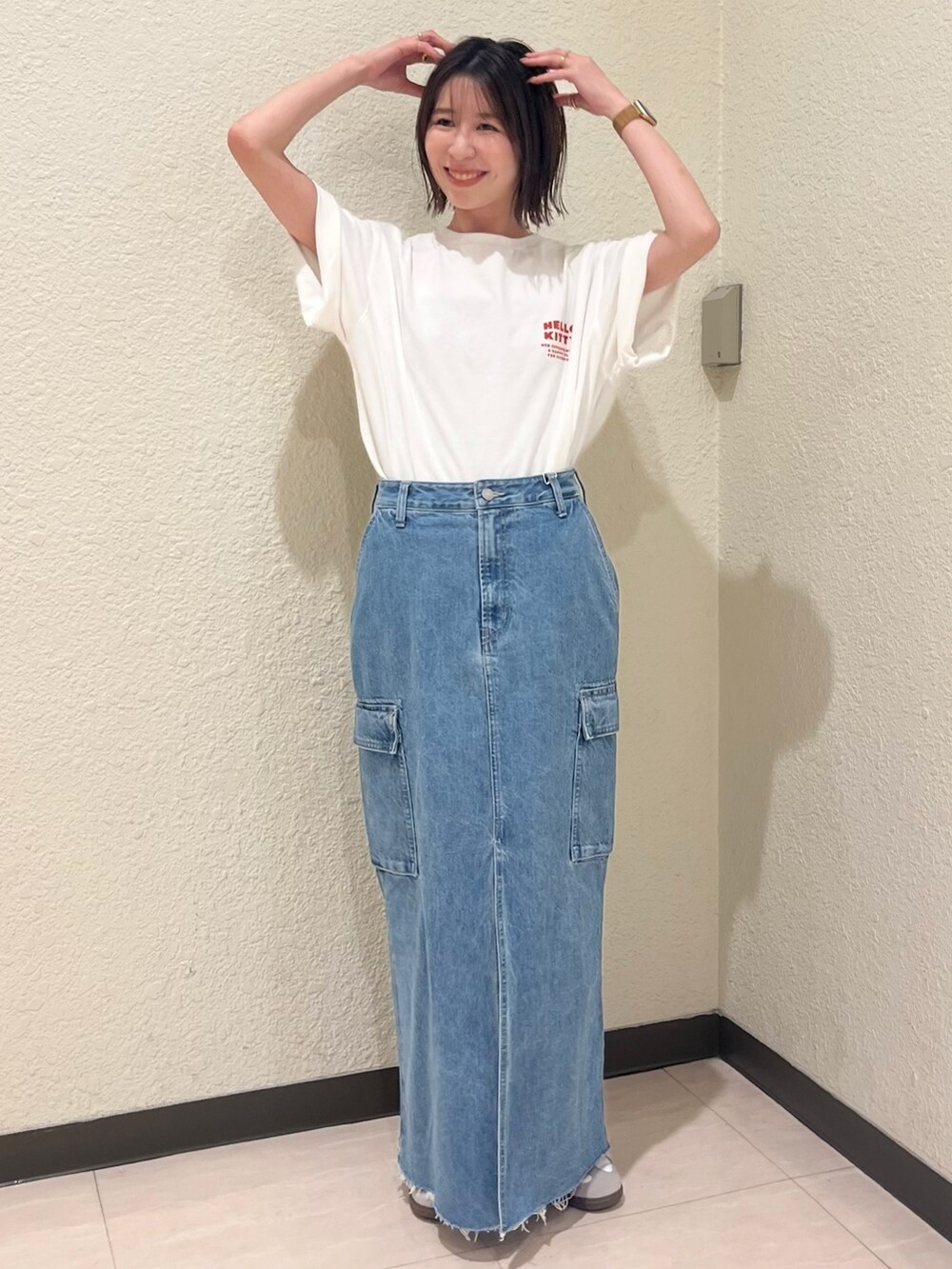 ホワイト系のTシャツ/カットソー、ブルー系のデニムスカートを着用したレディースの春コーディネートの3枚目の写真