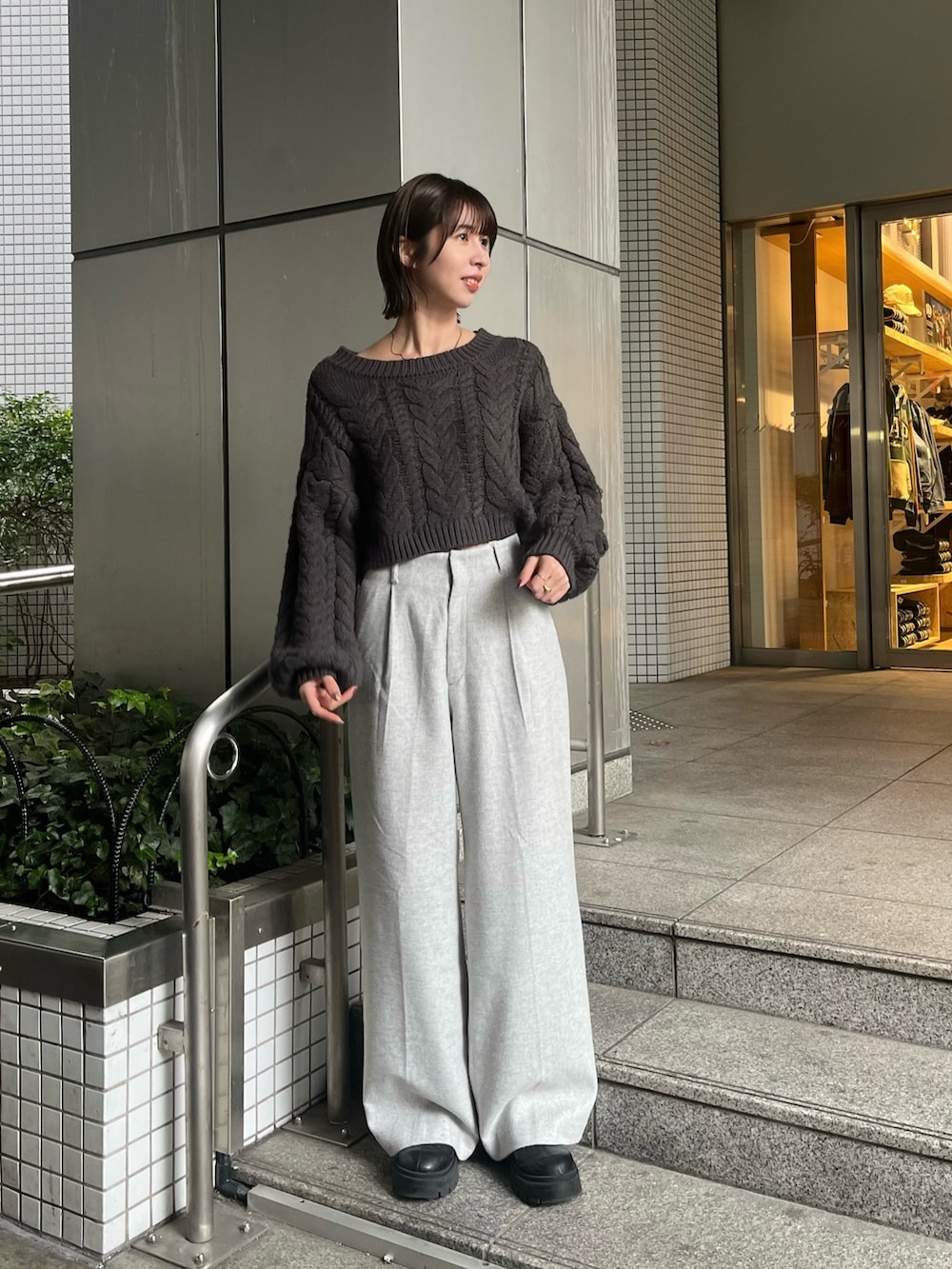 グレー系のその他パンツ、グレー系のニット/セーターを着用したレディースの冬コーディネートの2枚目の写真