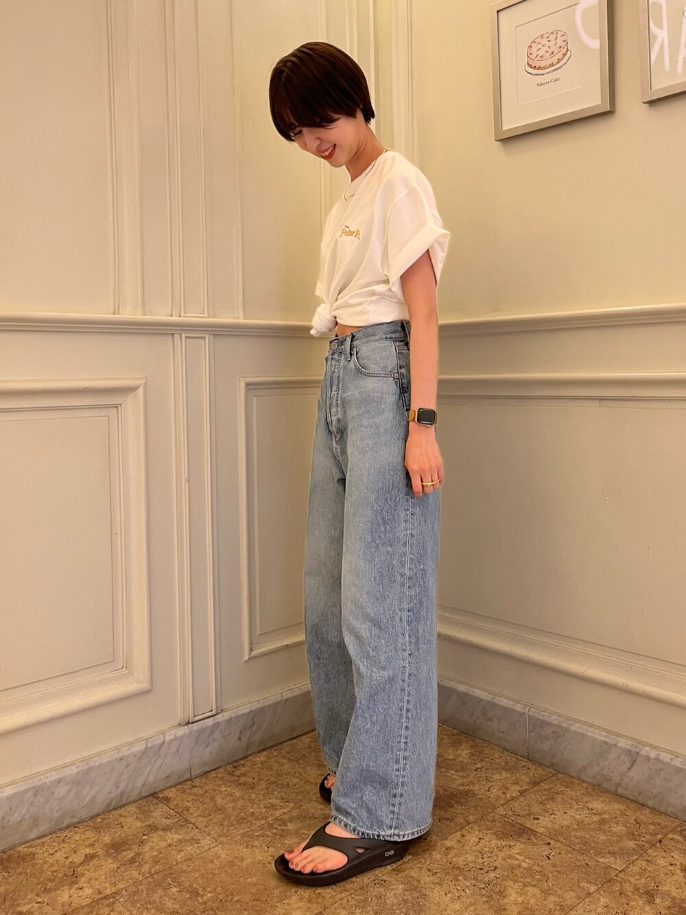 ホワイト系のTシャツ/カットソー、ブルー系のデニムパンツを着用したレディースの夏コーディネートの2枚目の写真
