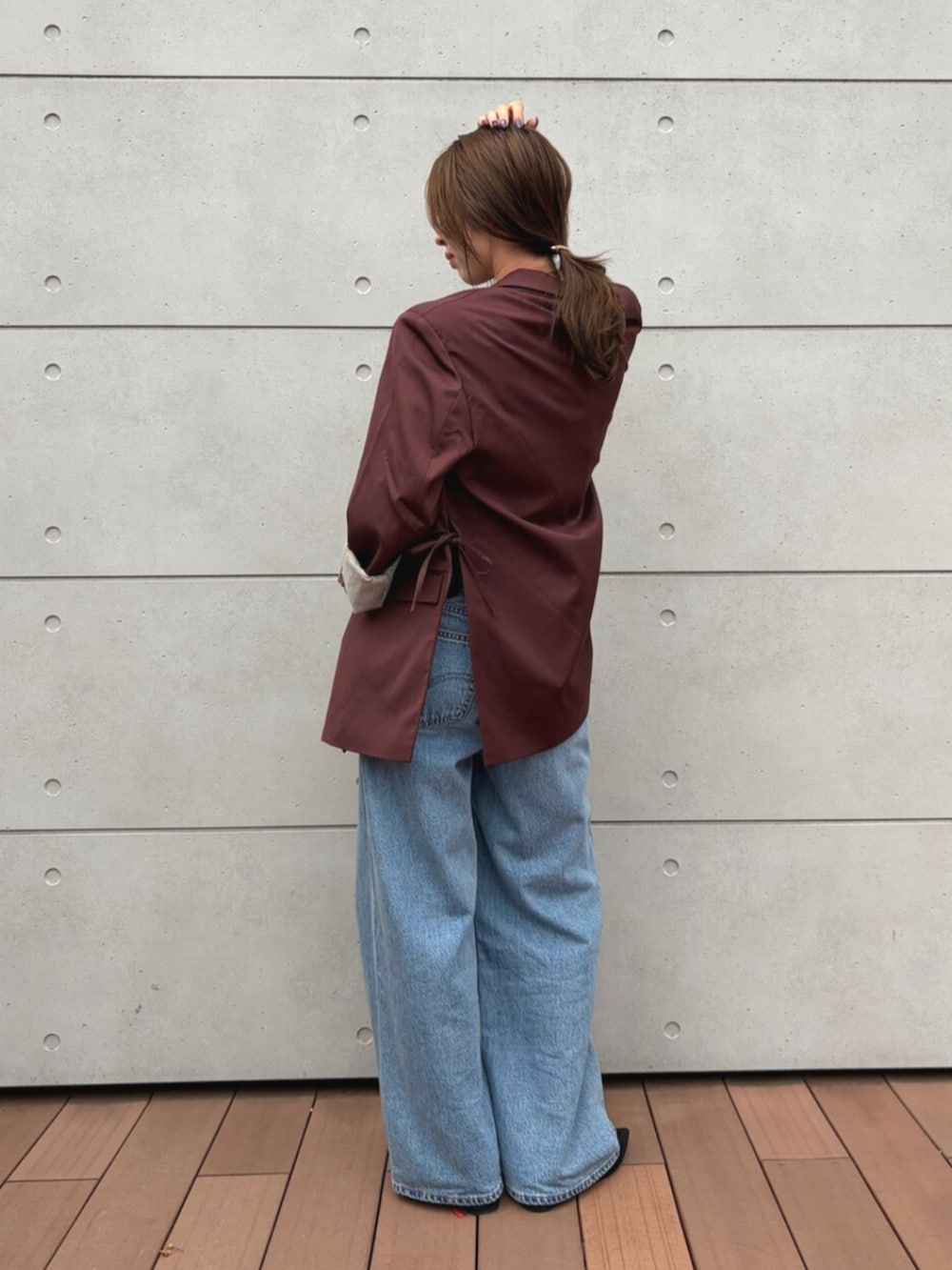 ブラック系のパンプス、ブラック系のTシャツ/カットソー、ブラウン系のテーラードジャケットを着用したレディースの夏コーディネートの3枚目の写真