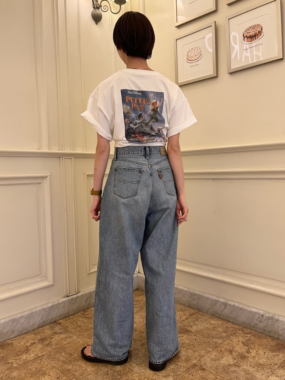 ホワイト系のTシャツ/カットソー、ブルー系のデニムパンツを着用したレディースの夏コーディネートの3枚目の写真
