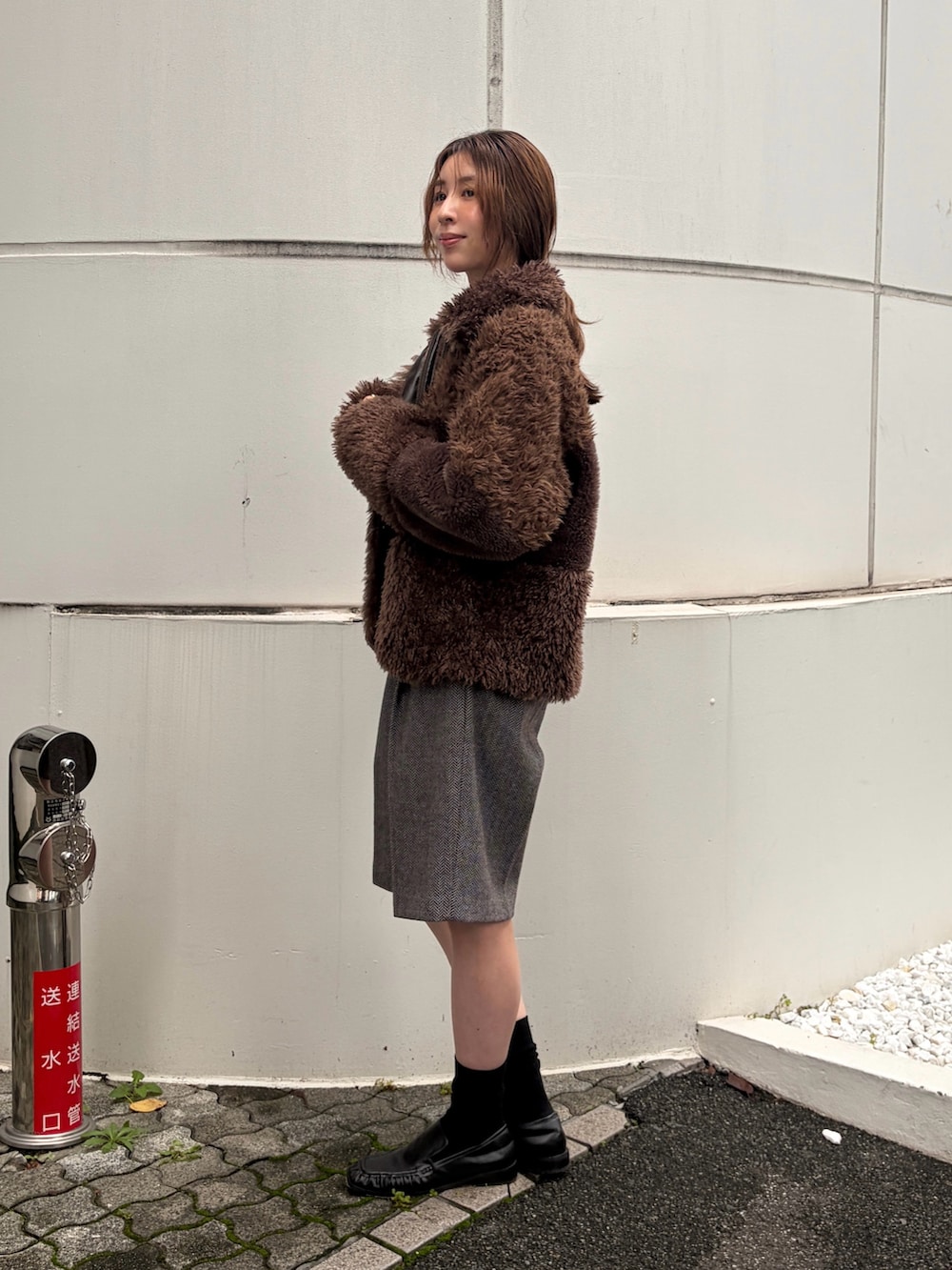 ホワイト系のニット/セーター、ブラウン系のブルゾン、グレー系のその他パンツを着用したレディースの秋コーディネートの2枚目の写真