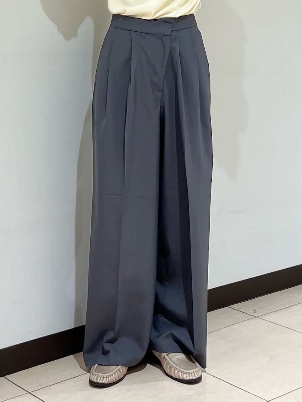 ホワイト系のTシャツ/カットソー、グレー系のその他パンツ、ホワイト系のハンドバッグを着用したレディースの秋コーディネートの5枚目の写真