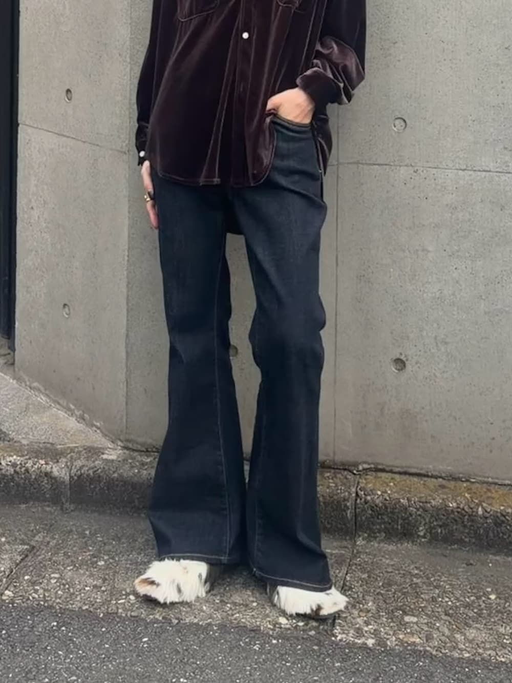 ブラウン系のシャツ/ブラウス、ブルー系のデニムパンツ、その他のその他シューズを着用したレディースの秋コーディネートの5枚目の写真