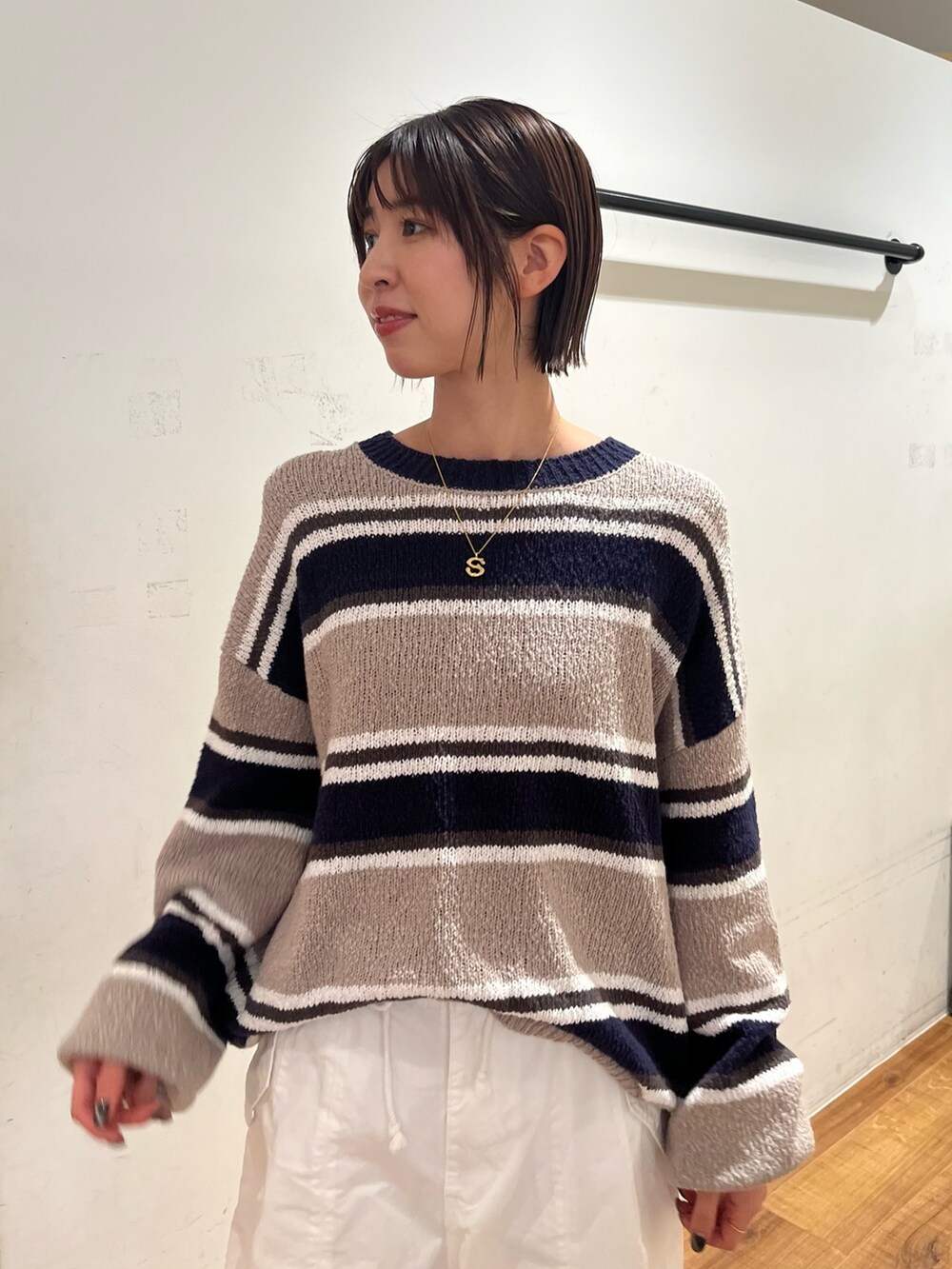 その他のニット/セーター、ホワイト系のその他パンツを着用したレディースの冬コーディネートの3枚目の写真