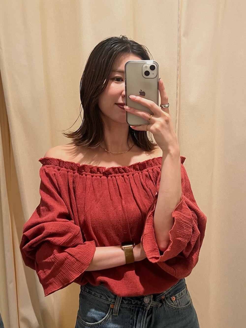 オレンジ系のシャツ/ブラウス、ブルー系のデニムパンツを着用したレディースの夏コーディネートの5枚目の写真