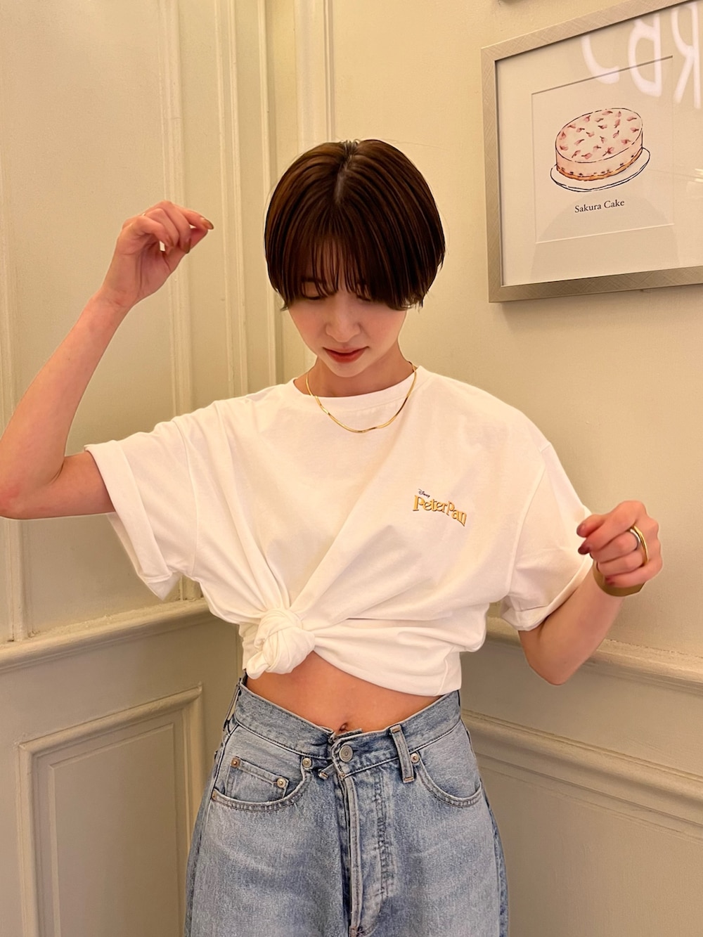 ホワイト系のTシャツ/カットソー、ブルー系のデニムパンツを着用したレディースの夏コーディネートの4枚目の写真