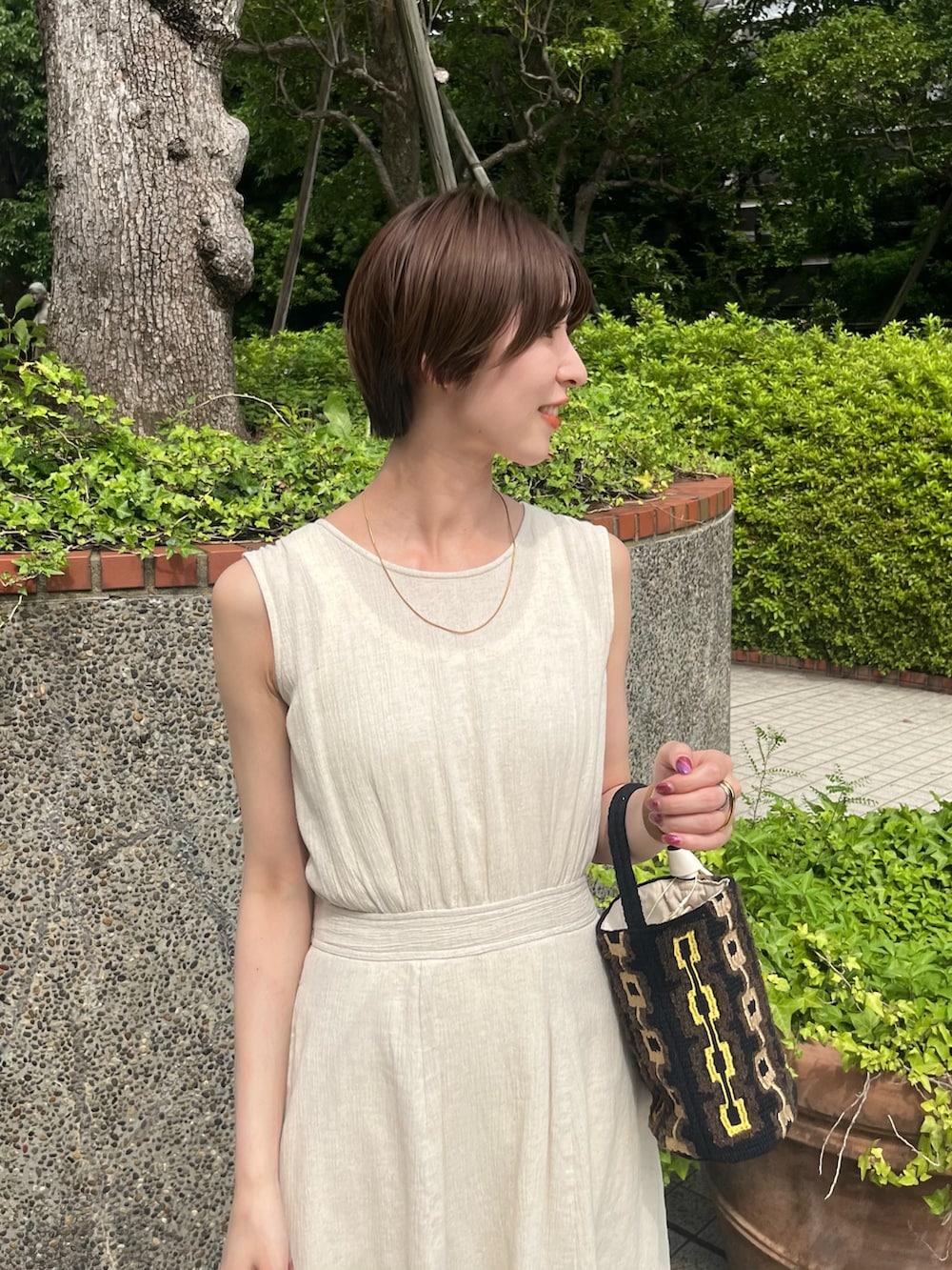 ホワイト系のワンピース、ホワイト系のTシャツ/カットソーを着用したレディースの夏コーディネートの4枚目の写真