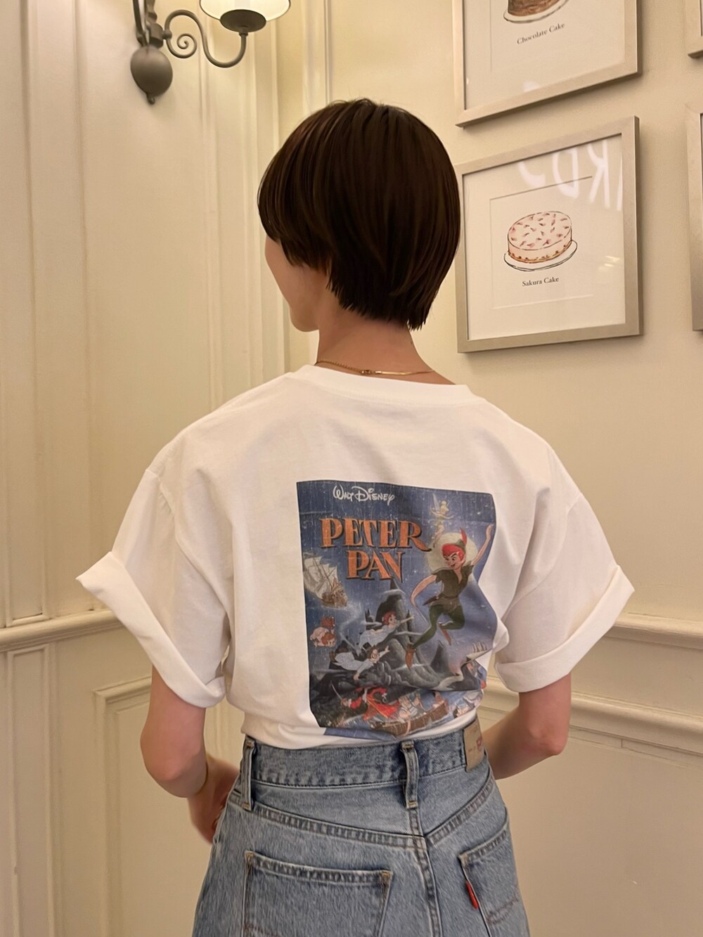 ホワイト系のTシャツ/カットソー、ブルー系のデニムパンツを着用したレディースの夏コーディネートの5枚目の写真