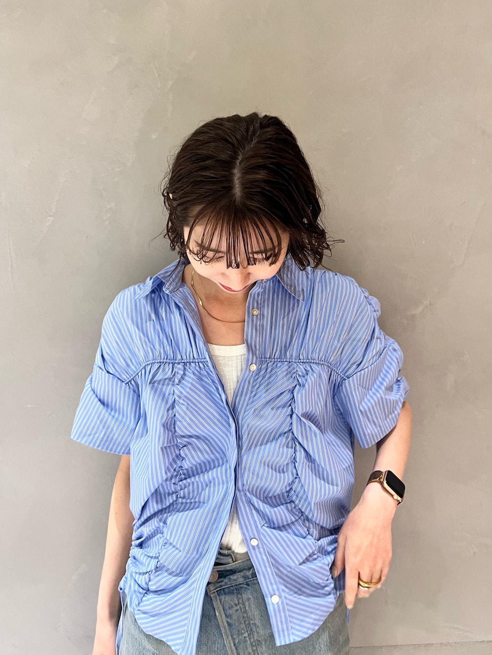 ホワイト系のタンクトップ、ブルー系のシャツ/ブラウス、ブルー系のデニムパンツを着用したレディースの春コーディネートの4枚目の写真