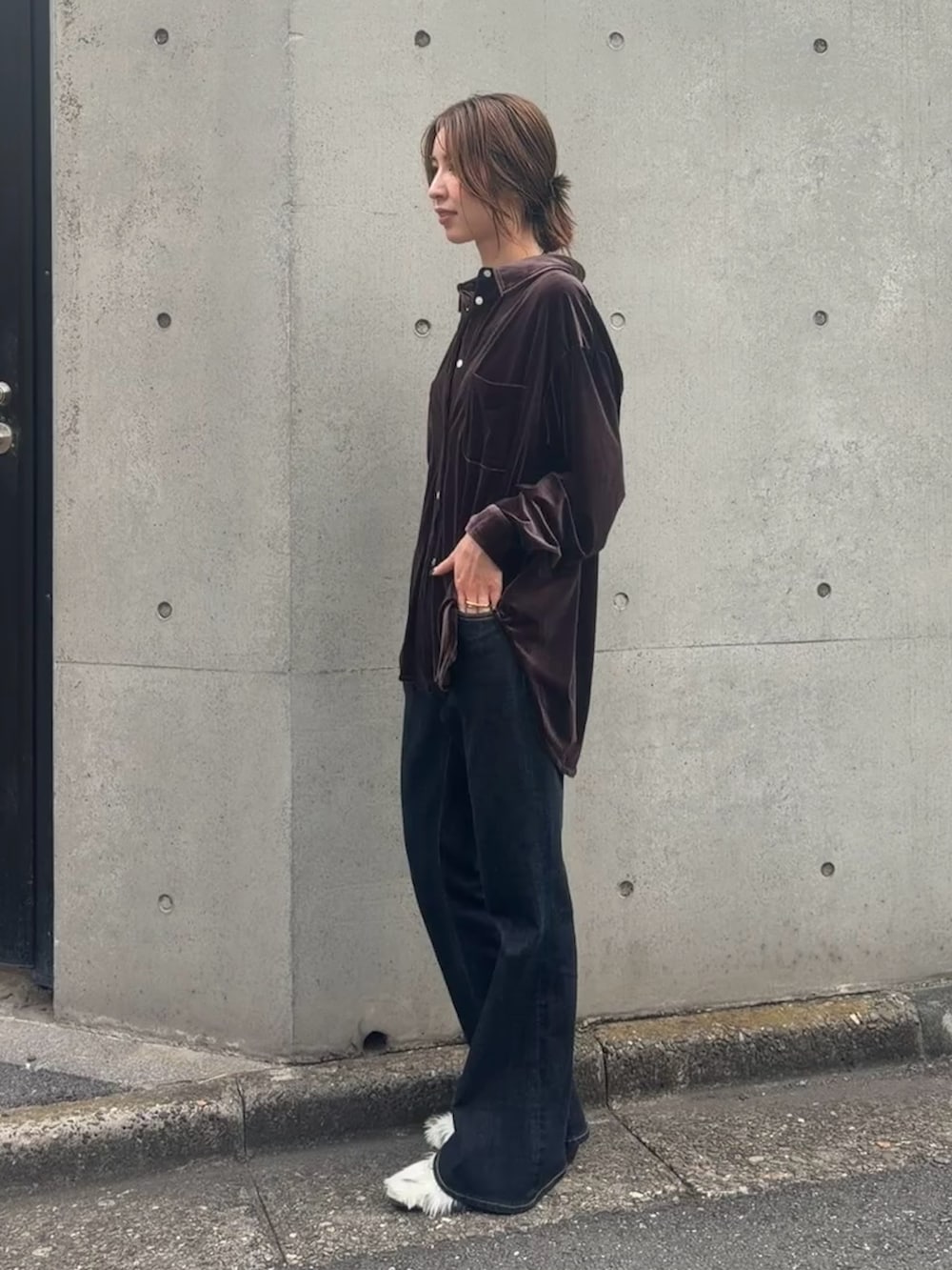 ブラウン系のシャツ/ブラウス、ブルー系のデニムパンツ、その他のその他シューズを着用したレディースの秋コーディネートの2枚目の写真