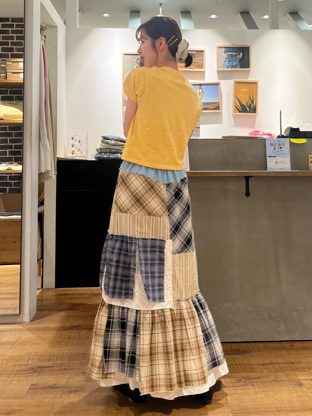 イエロー系のTシャツ/カットソー、その他のスカート、ブラック系のパンプスを着用したレディースの春コーディネートの3枚目の写真