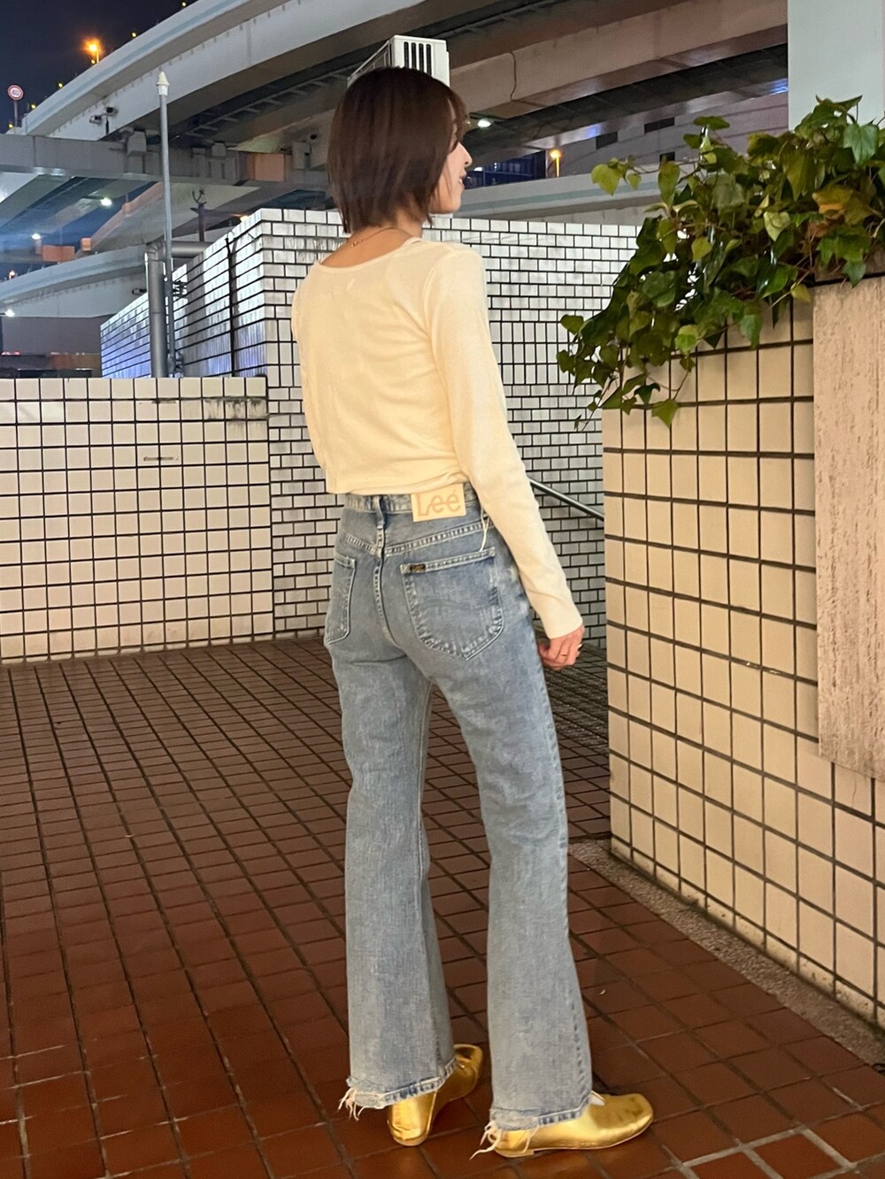 ホワイト系のTシャツ/カットソー、ブルー系のデニムパンツを着用したレディースの春コーディネートの3枚目の写真