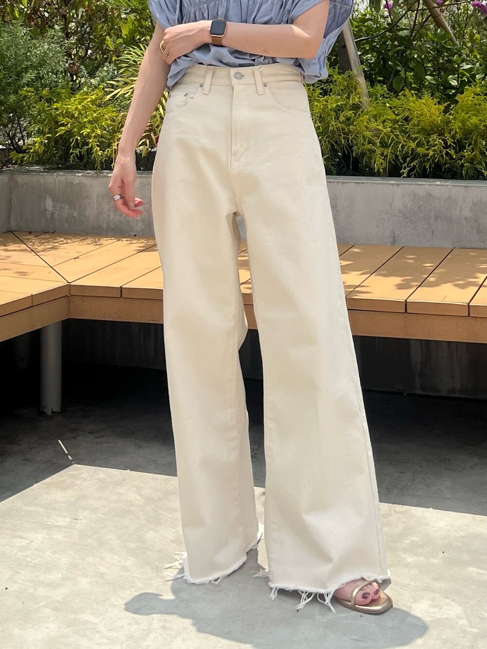 ブルー系のシャツ/ブラウス、ホワイト系のデニムパンツを着用したレディースの夏コーディネートの5枚目の写真