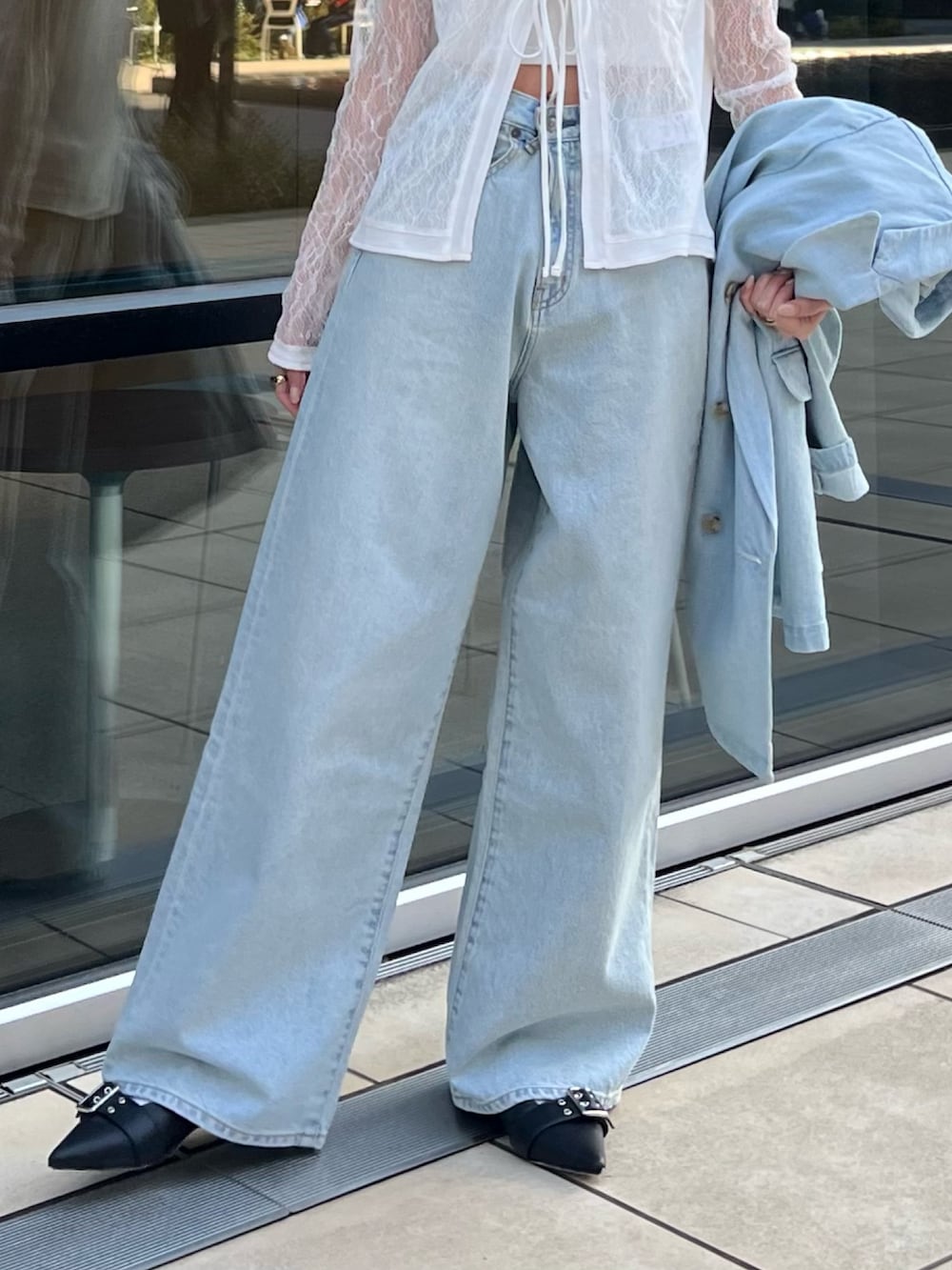 ホワイト系のTシャツ/カットソー、ブルー系のテーラードジャケット、ブルー系のデニムパンツを着用したレディースの春コーディネートの9枚目の写真