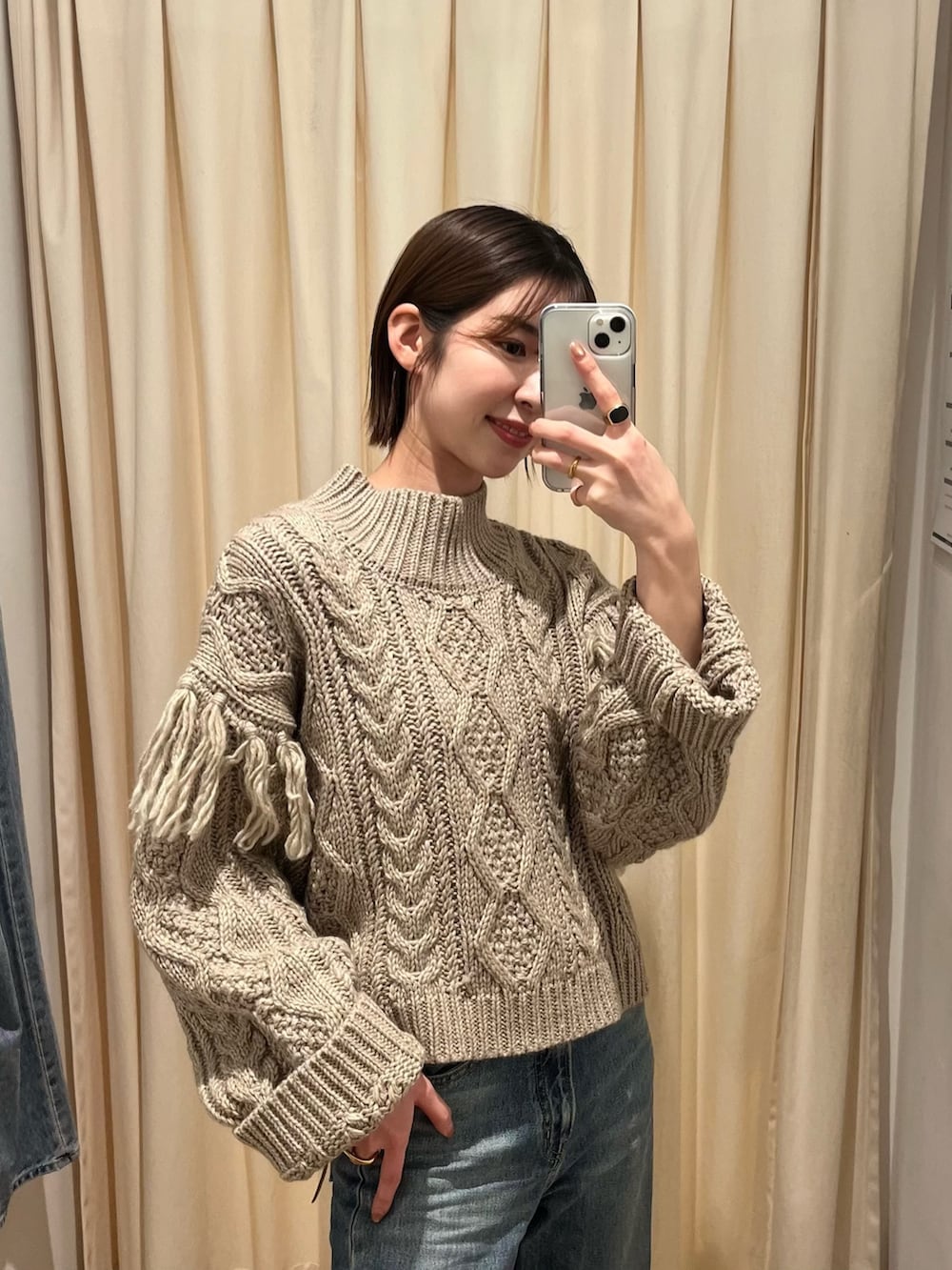 ブルー系のデニムパンツ、ブラウン系のニット/セーターを着用したレディースの冬コーディネートの4枚目の写真