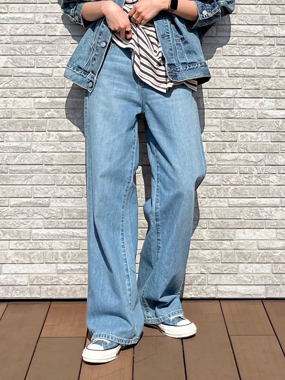 ホワイト系のTシャツ/カットソー、ブルー系のデニムジャケット、ブルー系のデニムパンツを着用したレディースの冬コーディネートの6枚目の写真