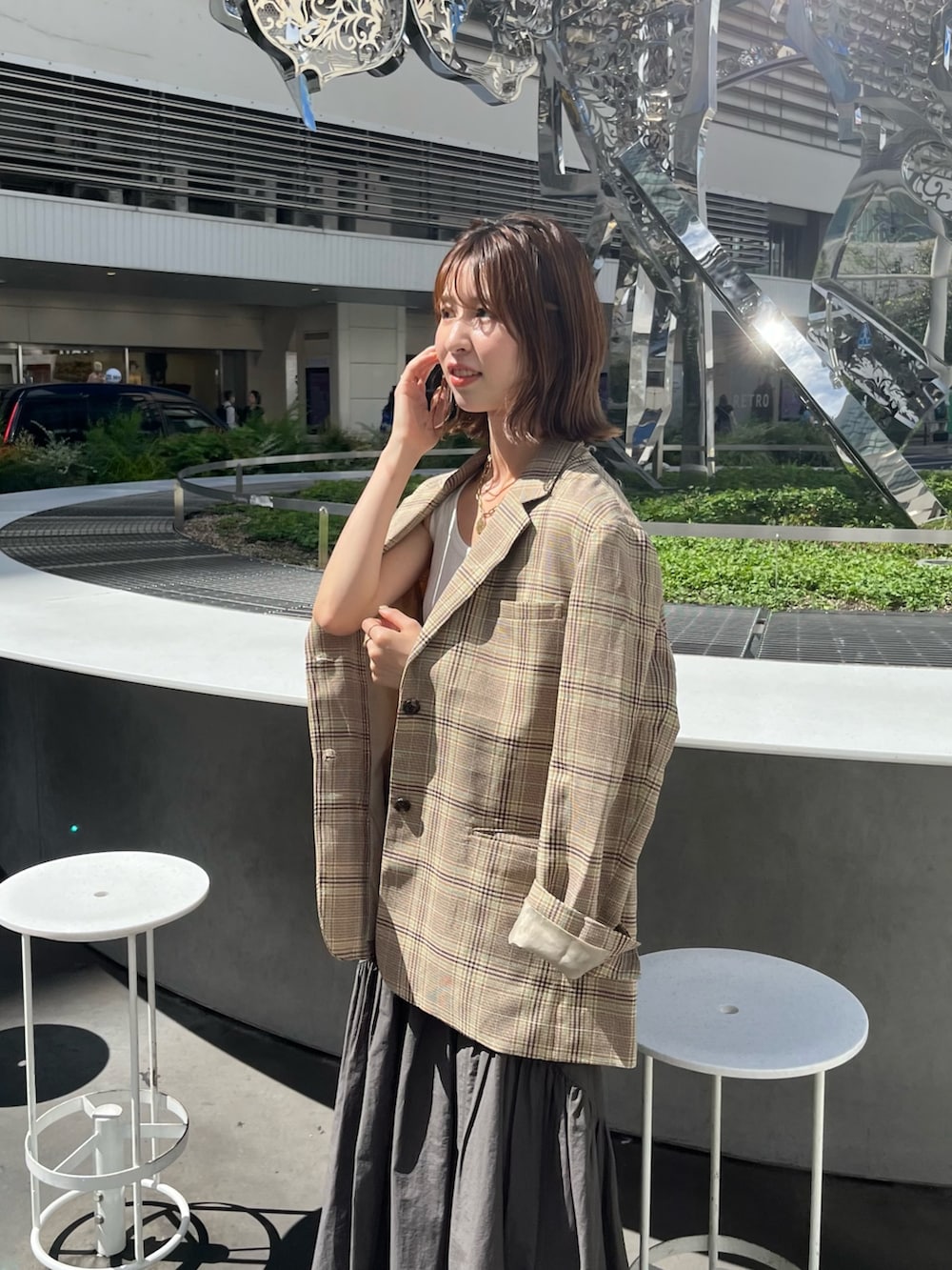 その他のテーラードジャケット、グレー系のスカートを着用したレディースの秋コーディネートの2枚目の写真