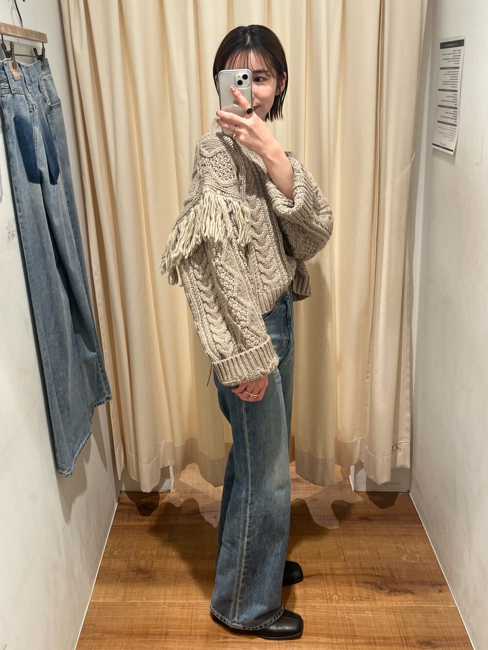 ブルー系のデニムパンツ、ブラウン系のニット/セーターを着用したレディースの冬コーディネートの2枚目の写真