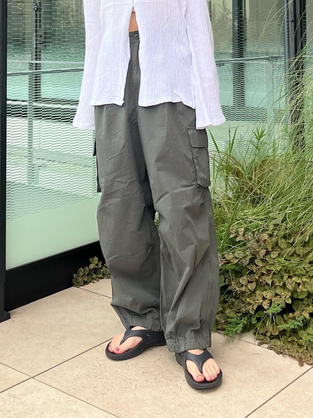 ホワイト系のシャツ/ブラウス、グリーン系のカーゴパンツを着用したレディースの夏コーディネートの5枚目の写真