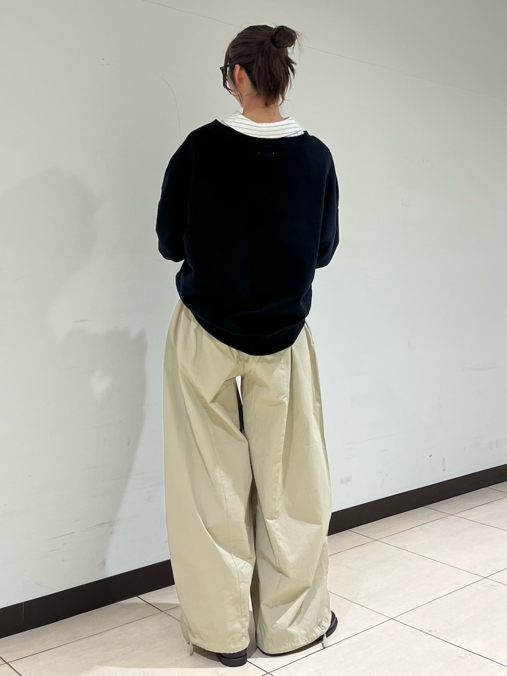 ホワイト系のシャツ/ブラウス、ブラック系のスウェット、ベージュ系のその他パンツを着用したレディースの春コーディネートの3枚目の写真