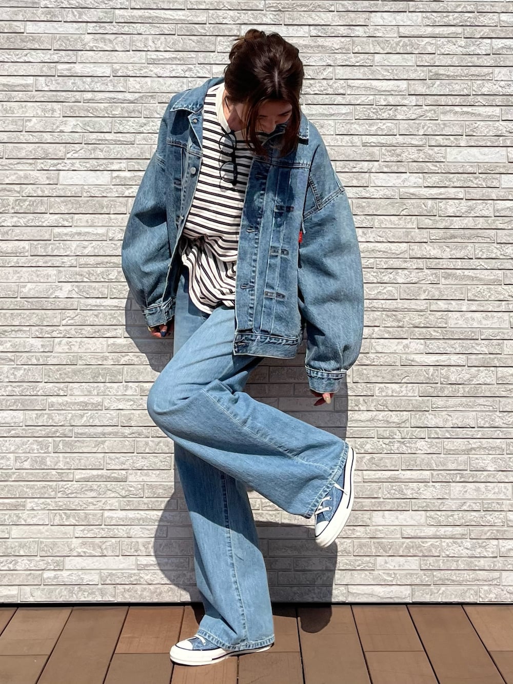 ホワイト系のTシャツ/カットソー、ブルー系のデニムジャケット、ブルー系のデニムパンツを着用したレディースの冬コーディネートの2枚目の写真