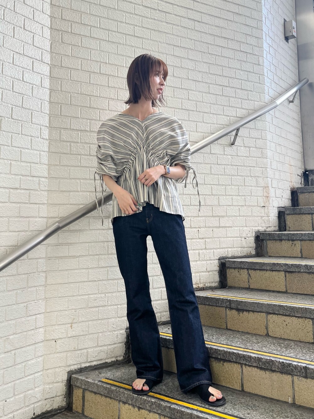 その他のシャツ/ブラウス、ブルー系のデニムパンツを着用したレディースの夏コーディネートの3枚目の写真