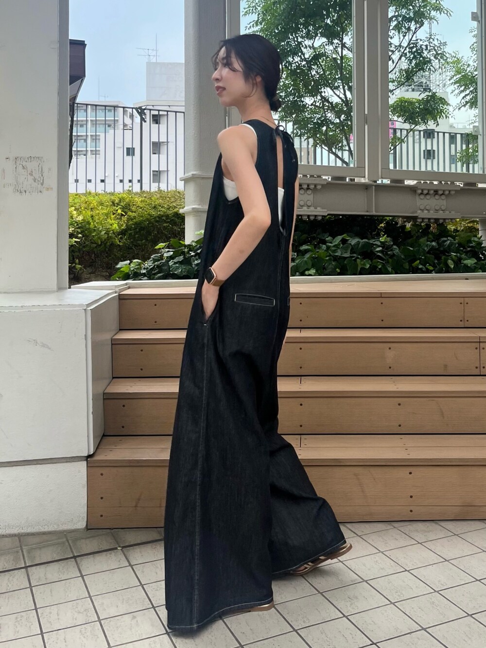 ホワイト系のキャミソール、ブラック系のつなぎ/オールインワンを着用したレディースの夏コーディネートの2枚目の写真