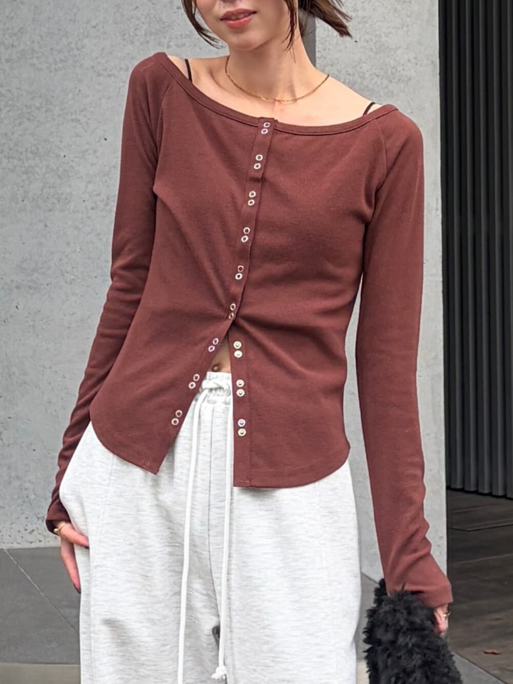 ブラック系のパンプス、ブラック系のハンドバッグ、グリーン系のトレンチコートを着用したレディースの秋コーディネートの8枚目の写真