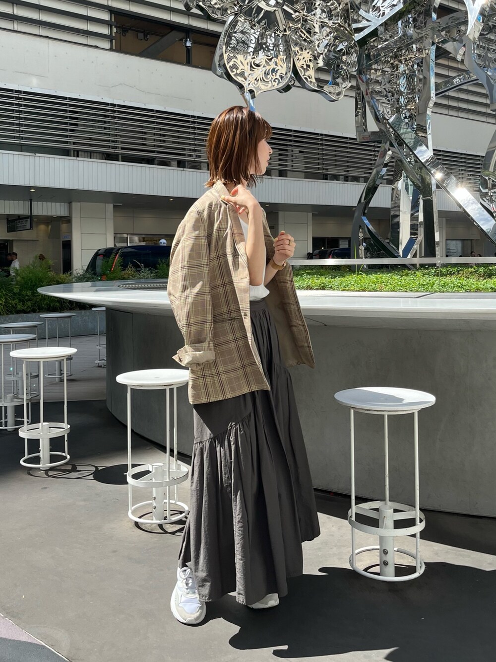 その他のテーラードジャケット、グレー系のスカートを着用したレディースの秋コーディネートの4枚目の写真