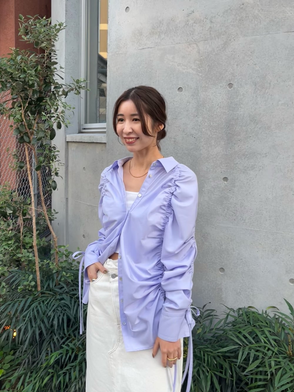 パープル系のシャツ/ブラウス、ホワイト系のスカート、ベージュ系のブーツを着用したレディースの冬コーディネートの4枚目の写真