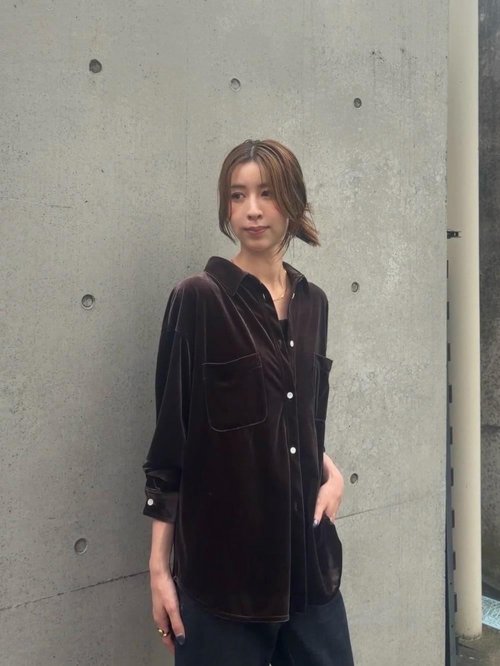 ブラウン系のシャツ/ブラウス、ブルー系のデニムパンツ、その他のその他シューズを着用したレディースの秋コーディネートの4枚目の写真