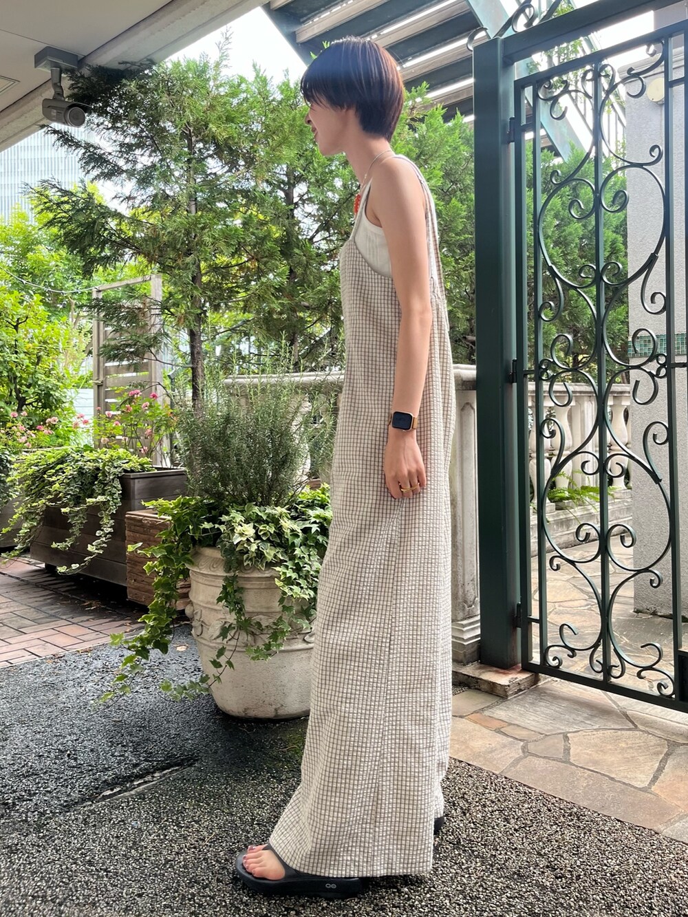 ホワイト系のつなぎ/オールインワン、ホワイト系のTシャツ/カットソーを着用したレディースの夏コーディネートの2枚目の写真