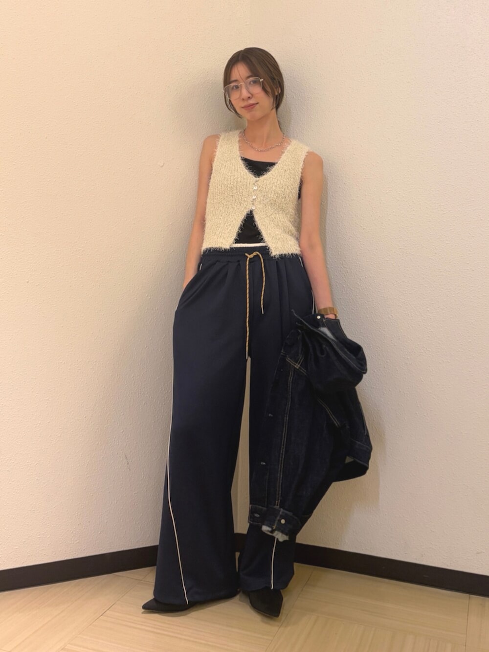 ブラック系のパンプス、ブルー系のデニムジャケット、ブルー系のその他パンツを着用したレディースの夏コーディネートの5枚目の写真