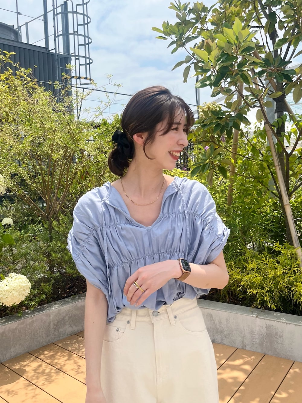 ブルー系のシャツ/ブラウス、ホワイト系のデニムパンツを着用したレディースの夏コーディネートの4枚目の写真