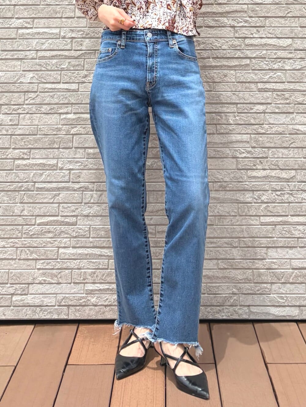 ホワイト系のシャツ/ブラウス、ブルー系のデニムパンツ、ブラウン系のサングラスを着用したレディースの夏コーディネートの5枚目の写真