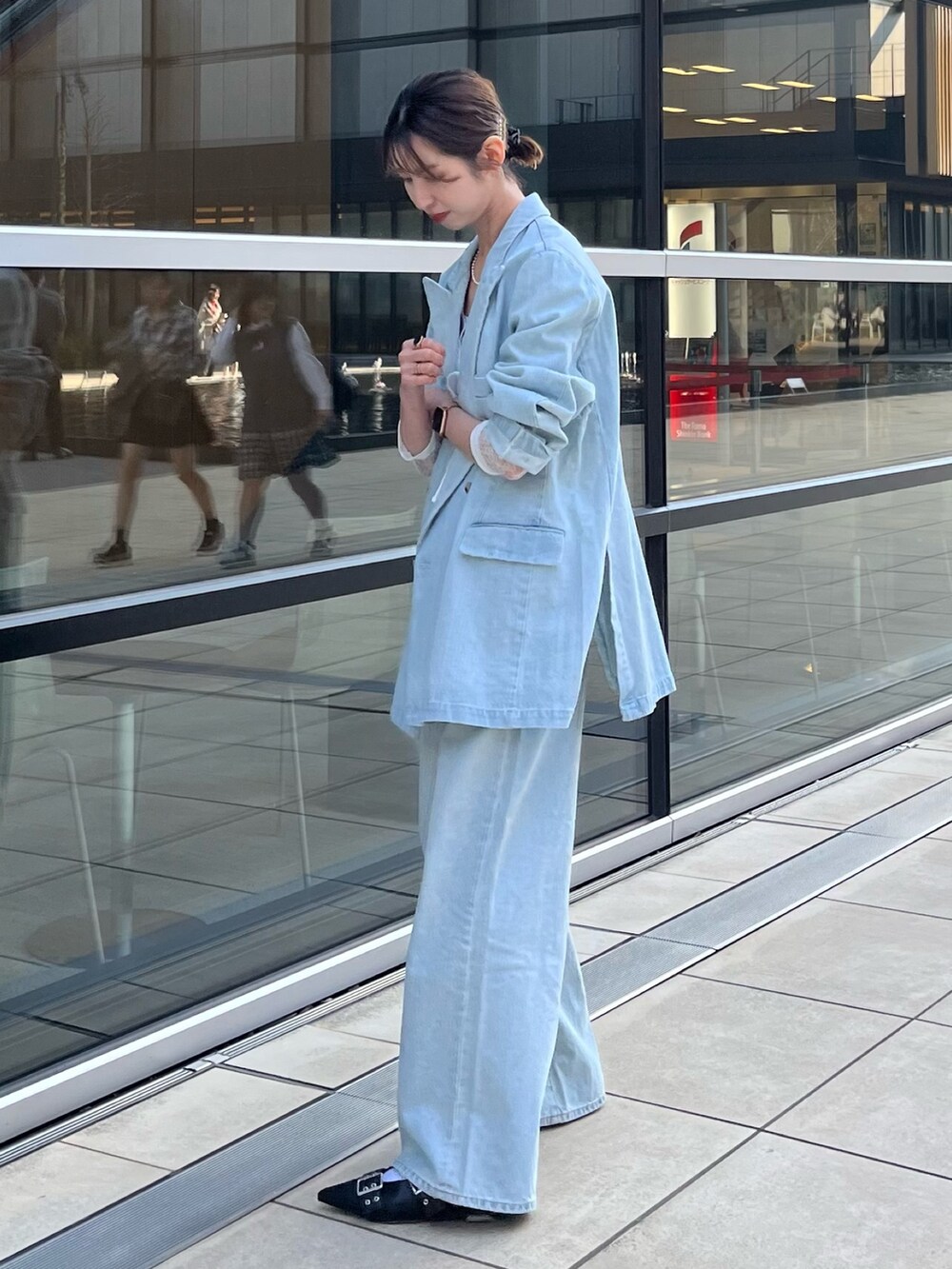 ホワイト系のTシャツ/カットソー、ブルー系のテーラードジャケット、ブルー系のデニムパンツを着用したレディースの春コーディネートの6枚目の写真