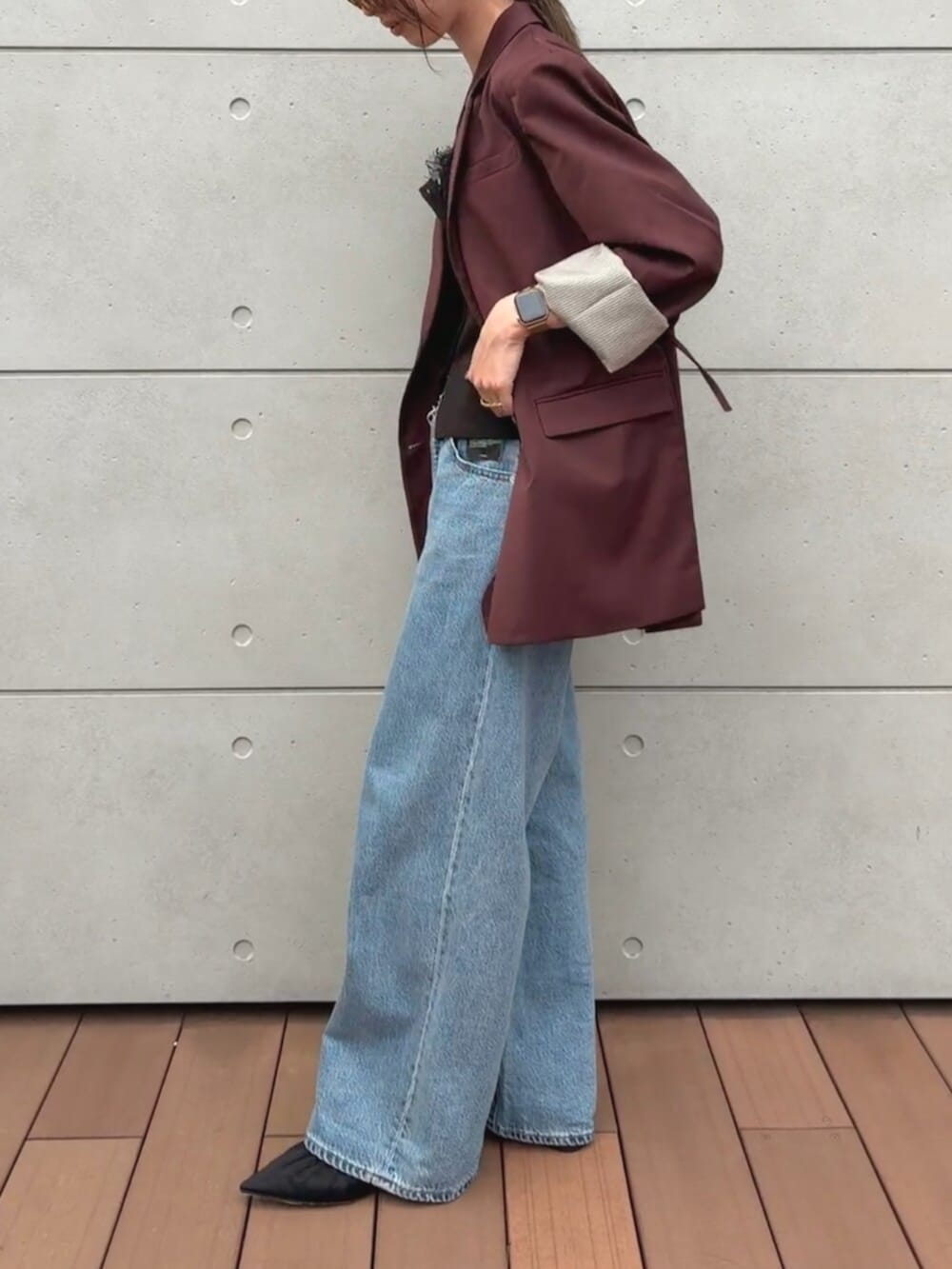 ブラック系のパンプス、ブラック系のTシャツ/カットソー、ブラウン系のテーラードジャケットを着用したレディースの夏コーディネートの2枚目の写真