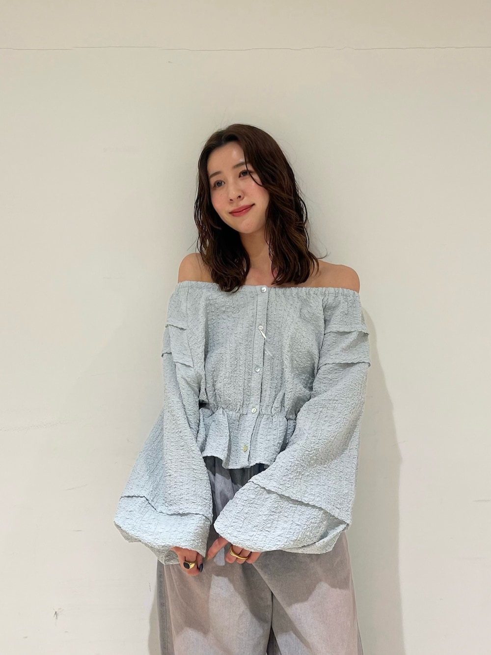 ブルー系のデニムパンツ、ブラック系のパンプスを着用したレディースの春コーディネートの4枚目の写真