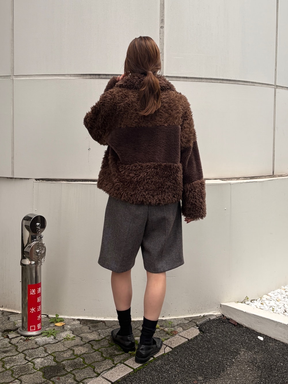 ホワイト系のニット/セーター、ブラウン系のブルゾン、グレー系のその他パンツを着用したレディースの秋コーディネートの3枚目の写真