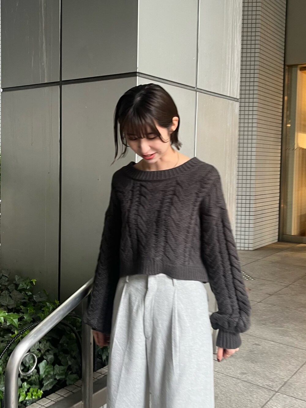 グレー系のその他パンツ、グレー系のニット/セーターを着用したレディースの冬コーディネートの5枚目の写真