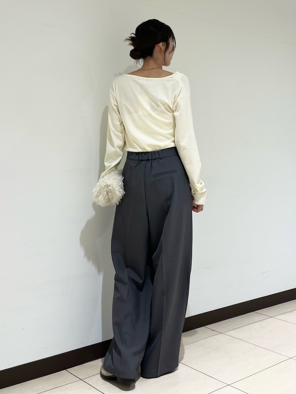 ホワイト系のTシャツ/カットソー、グレー系のその他パンツ、ホワイト系のハンドバッグを着用したレディースの秋コーディネートの3枚目の写真