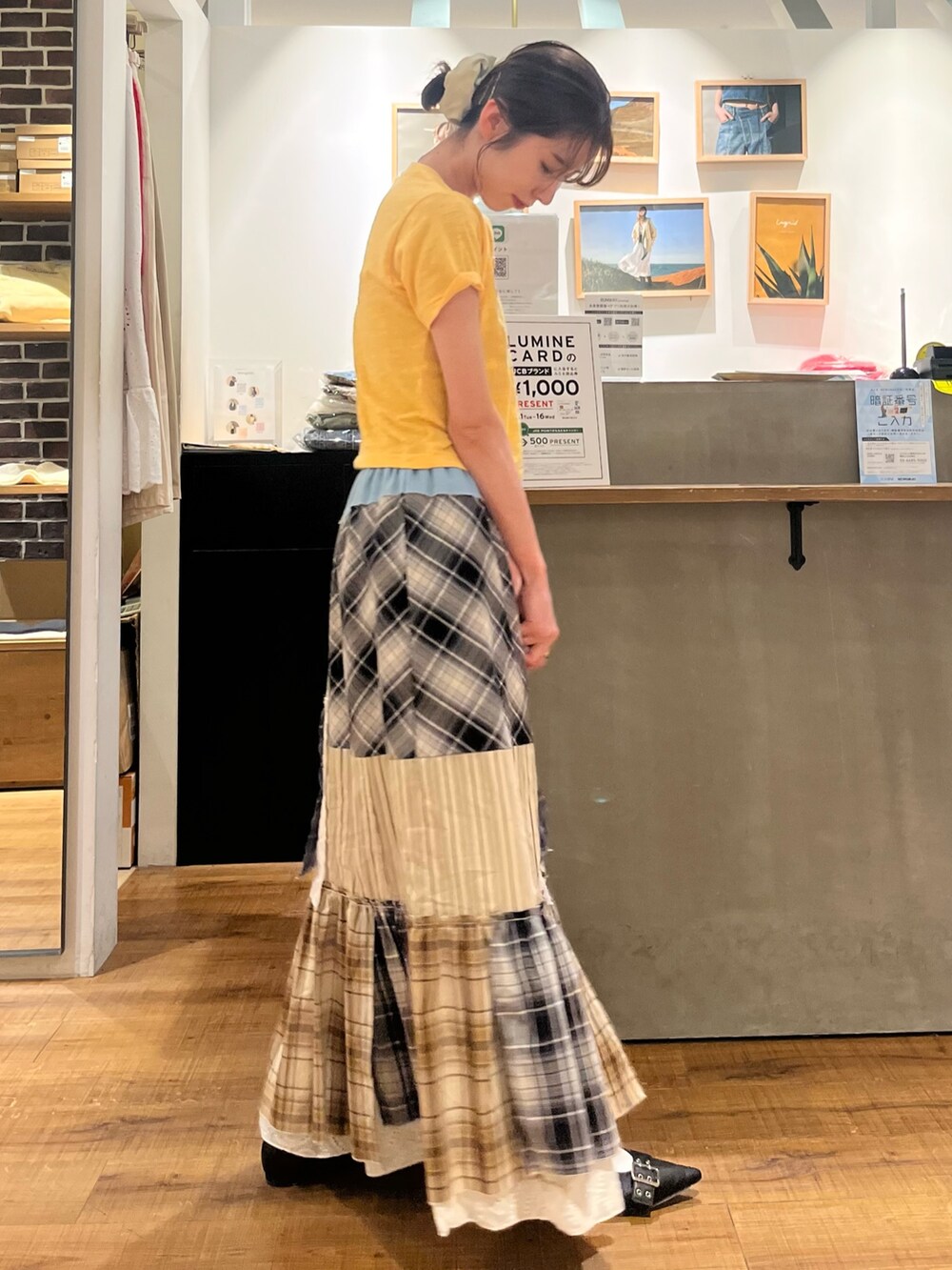 イエロー系のTシャツ/カットソー、その他のスカート、ブラック系のパンプスを着用したレディースの春コーディネートの2枚目の写真