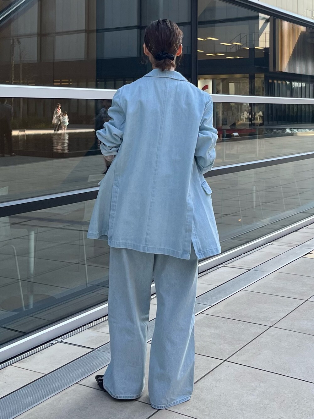 ホワイト系のTシャツ/カットソー、ブルー系のテーラードジャケット、ブルー系のデニムパンツを着用したレディースの春コーディネートの7枚目の写真