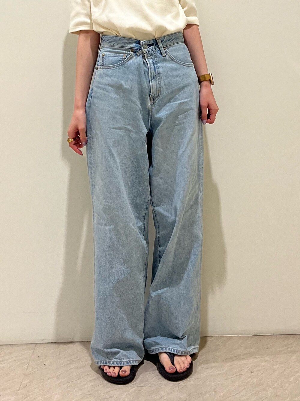 ホワイト系のTシャツ/カットソー、ブルー系のデニムパンツを着用したレディースの夏コーディネートの5枚目の写真