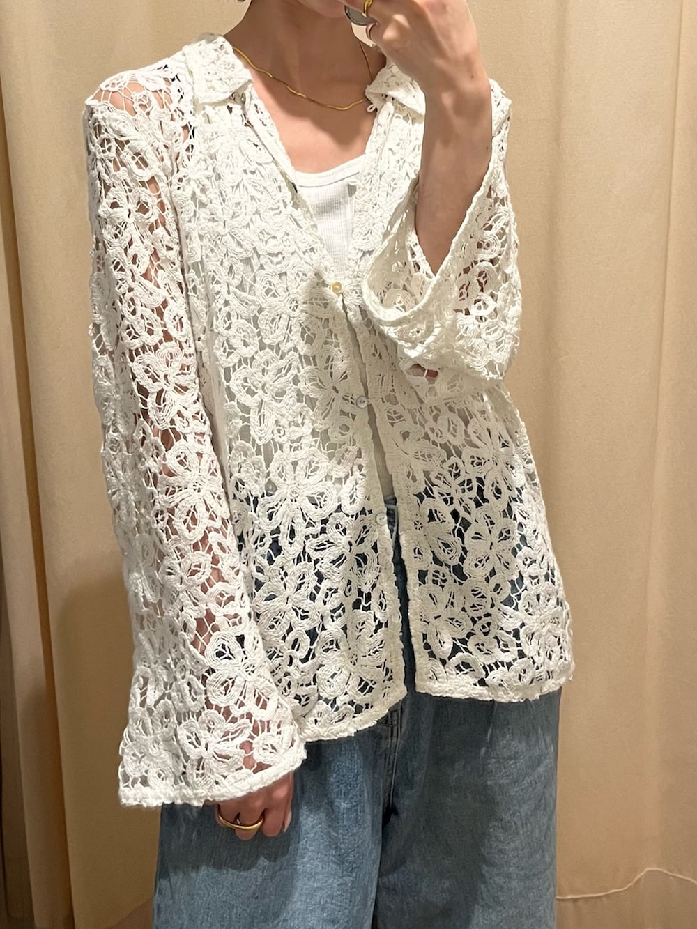 ホワイト系のシャツ/ブラウス、ホワイト系のタンクトップ、ブルー系のデニムパンツを着用したレディースの春コーディネートの4枚目の写真