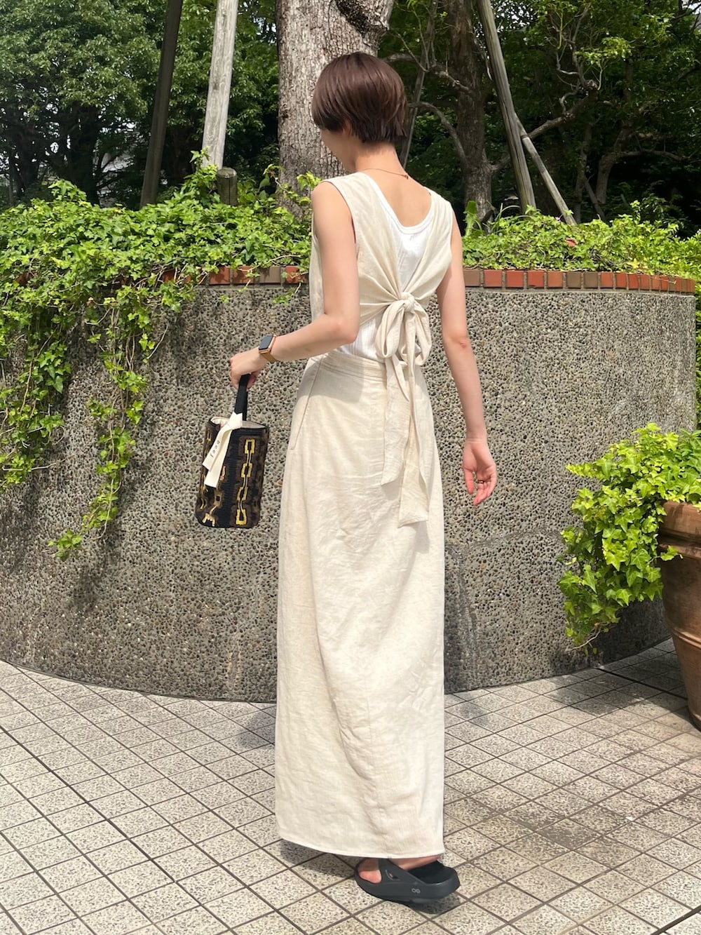 ホワイト系のワンピース、ホワイト系のTシャツ/カットソーを着用したレディースの夏コーディネートの3枚目の写真